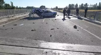 Düğün dönüşü kazada ikiye bölünen otomobildeki 2 kişi öldü