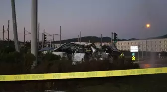 İzmir'deki feci trafik kazasında otomobil metrelerce uçtu: 2 ölü