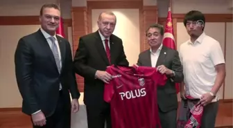 Cumhurbaşkanı Erdoğan'a, Alpay Özalan'ın eski takımının forması hediye edildi