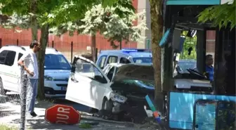 Halk otobüsü, önce otomobile sonra uyarı levhası ile ağaca çarptı: 7 yaralı