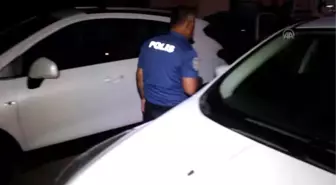 Polis aracın motoruna sıkışan yavru kediyi kurtardı