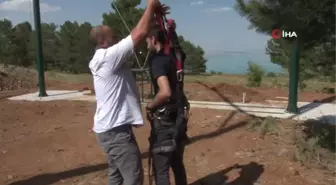 12 metre yüksekliğindeki, göl manzaralı salıncak hem binenleri hem de izleyenleri korkutuyor