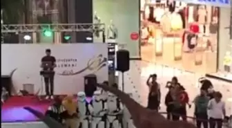 AVM'de halay çeken dinazor ve süper kahramanlar