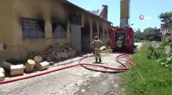 Kartal'da izolasyon malzemesi üreten atölyede yangın