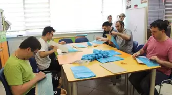 (Özel) Zeytinburnu'nda engelli çocuklar hem üretiyor hem tedavi oluyor