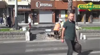 ÇANAKKALE Yaya geçitleri kapatılınca refüjü böyle geçtiler