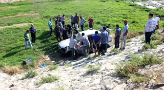 Adana'da otomobil boş sulama kanalına devrildi: 2 yaralı