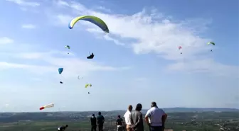 Havada paraşütleri birbirine dolanan iki paraşütçü, ölümle burun buruna geldi