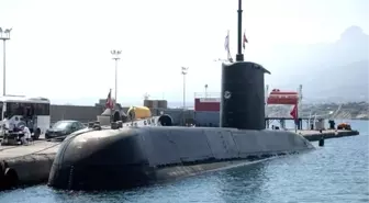 TCG Gür (S-357) Denizaltısı Girne Limanı'na demirledi