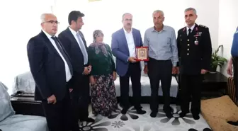 Vali, Şehit Halil İbrahim Öztürk'ün ailesine 'Hizmet şilti' takdim etti