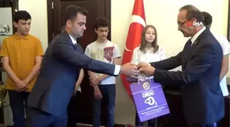 Vali Yavuz, LGS'den tam puan alan öğrencileri ödüllendirdi