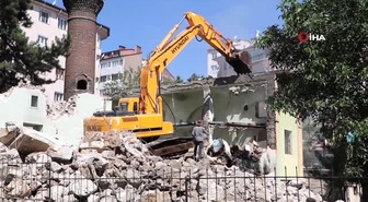 Cami iki kez yıkıldı minaresi 5 asırdır ayakta