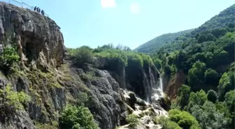 Dipsiz Göl Şelalesi, 'gelinlik' gibi süzülen suyuyla ilgi çekiyor