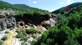 SİVAS Dipsiz Göl Şelalesi, 'gelinlik' gibi süzülen suyuyla ilgi çekiyor