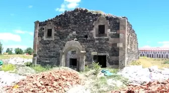 Defineciler, 229 yıllık tarihi kilisede kazmadık yer bırakmadı
