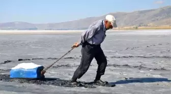 Ekmeğini gölden tuz çıkararak sağlıyor