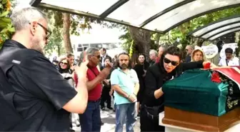 Enis Fosforoğlu'nun eşi tabut başında çekilen fotoğrafla ilgili konuştu
