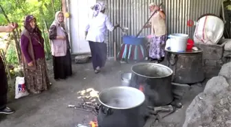 Kadınların pestil ve pekmez mesaisi
