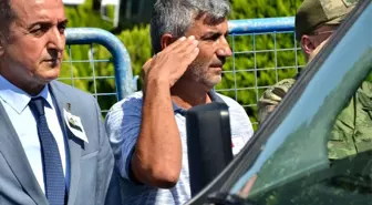 Şehit babası oğlunu asker selamıyla son yolculuğuna uğurladı