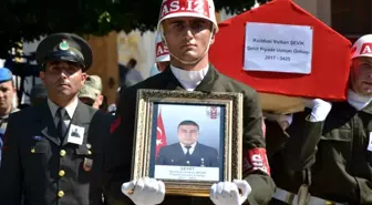 Şehit babası oğlunu asker selamıyla son yolculuğuna uğurladı