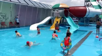 Sıcaktan bunalan Ankaralılar soluğu havuzlarda aldı