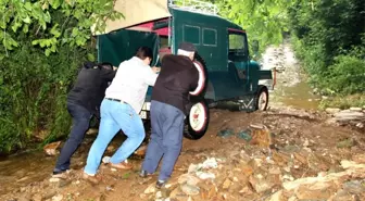9 ay boyunca 4 kilometrelik mesafeyi suyun içinde gidip geliyorlar
