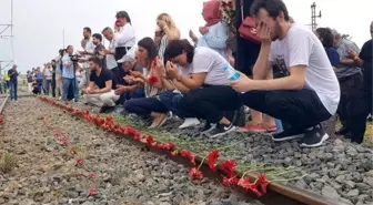 Çorlu'da tren kazasında ölen 25 kişi, raylara karanfiller bırakılarak anıldı