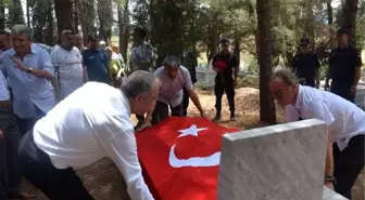 Devre arkadaşlarından Şehit Yüzbaşı Ülker'in mezarına ziyaret