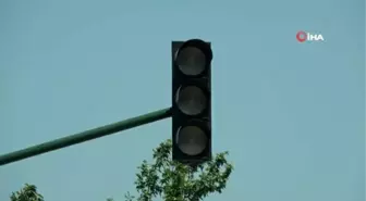 Elektrikler kesildi, trafiğin kontrolü polislere kaldı