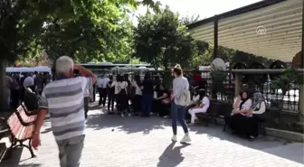 Antalya'da evinde ölü bulunan kadın toprağa verildi