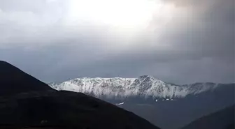 Türkiye kavrulurken, Erzincan'da kar yağdı