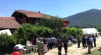 Burdurlu şehidin evi Türk bayraklarıyla donatıldı