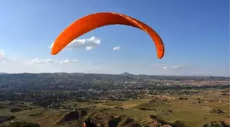 Kırıkkale semaları yamaç paraşütleriyle renklendi