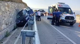 Lüks cip bariyerle istinat duvarı arasına sıkıştı: 3 yaralı