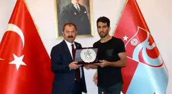 Trabzonspor'dan Vahid Amiri'ye veda plaketi