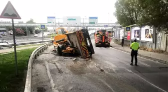 Bakırköy'de vinç yola devrildi: 1 yaralı