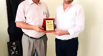 Gercüş Spor Kulübü Başkanı Günaydın'dan HEM Müdürü Taşpınar'a plaket