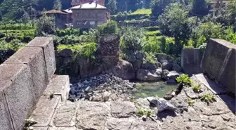 Rize'de 300 yıllık kemer köprü çöktü