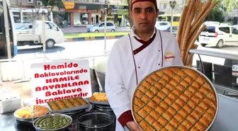 Saldırıyı kınayan Gaziantepli baklavacılardan hamile kadınlara baklava bedava