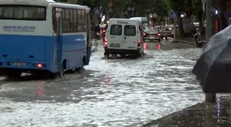 15 dakikalık yağış ve fırtına hayatı felç etti