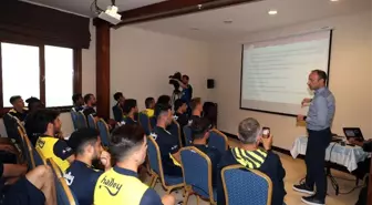 Fenerbahçeli futbolcular hakem seminerine katıldı