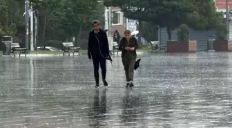 İstanbul'da vatandaşlar sağanak yağmura uyandı