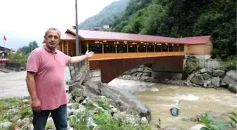 Ormana köprü üzerindeki restoranın içinden geçerek ulaşıyorlar