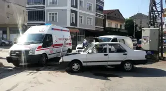 Otomobil ile minibüs çarpıştı: 1 yaralı