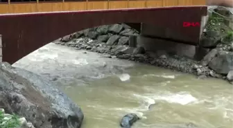 RİZE Ormana köprü üzerindeki restoranın içinden geçerek ulaşıyorlar