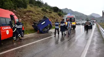 Adana'da minibüs devrildi: 6 yaralı