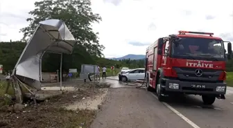 Samsun'da otomobil otobüs durağına çarptı: 5 yaralı