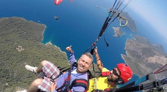 Ters rüzgara kapılan paraşütçü metrelerce yüksekten düşerek öldü