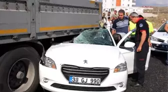 TIR'a çarpan otomobilin 16 yaşındaki sürücüsü yaralandı