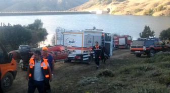 Gölete giren iki arkadaştan biri kurtuldu, diğer kayboldu